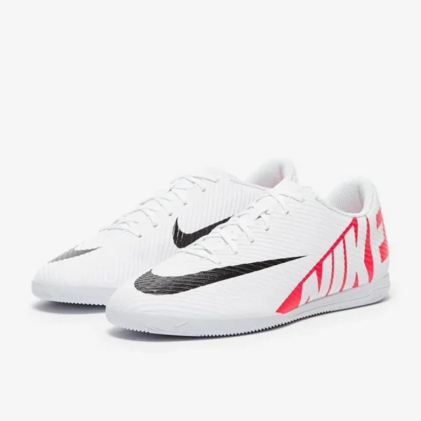 Nike Air Zoom Mercurial Vapor XV Club IC - Hvide/Bright Crimson/Sorte Fodboldstøvler